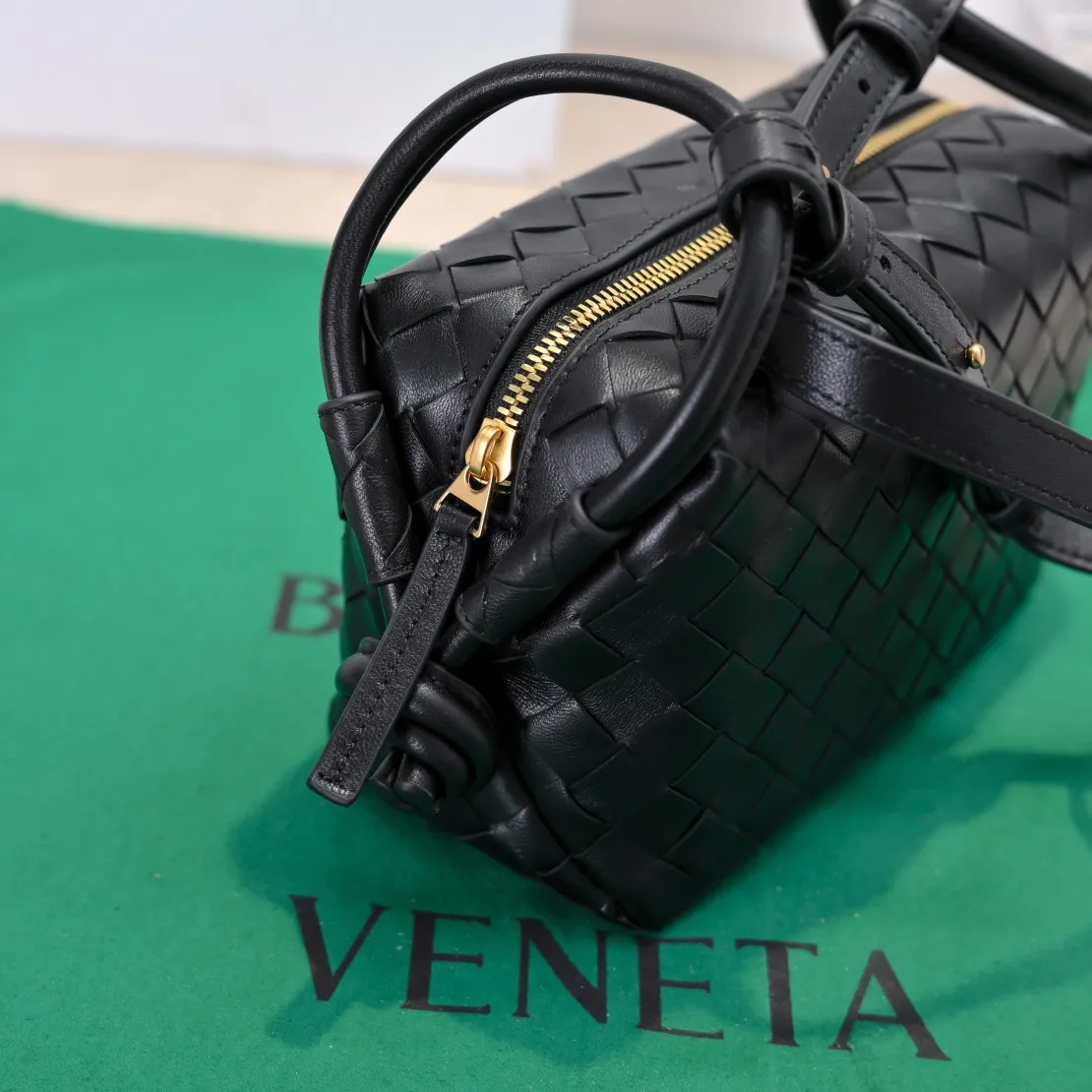 Batch 1360 BOTTEGA VENETA 2024 new loop is here! ! Many girls who like BV have owned the Loop bag. It has a simple appearance, classic weaving, and a compact and lightweight bag shape. This innovation continues the "camera bag" shape. Unlike the traditional Loop bag, which can only be worn as a crossbody bag, this innovation It can be carried by hand or cross-body, satisfying both the concave shape and daily needs. The oversized buckle can be folded and used as a handle. The sultry heat in summer ☀️ usually reduces people's desires. Having a lightweight bag will greatly enhance the happiness of traveling🫧 Style number: 6615 Size: 19*12*9cm
